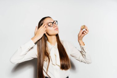 Genç modern iş kadın gözlük altın bitcoine görünüyor