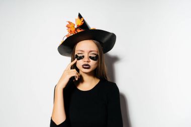 Gotik kız Cadılar Bayramı, cadı suretinde suratından bir elini tutar ve yemin ediyor