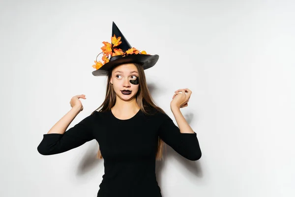 ハロウィーンの魔女の形をした若いゴシック セクシーな女の子, — ストック写真