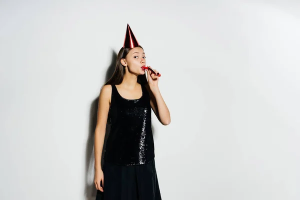 Una jovencita celebra algo, con una gorra roja — Foto de Stock