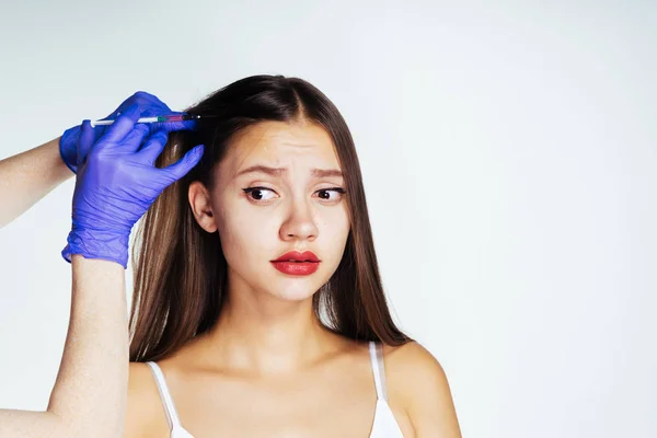 Une jeune fille reçoit des injections médicales dans la tête pour la croissance des cheveux — Photo