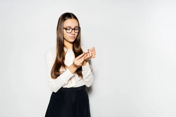 Joven mujer de negocios moderna en gafas estudios de oro bitcoin — Foto de Stock