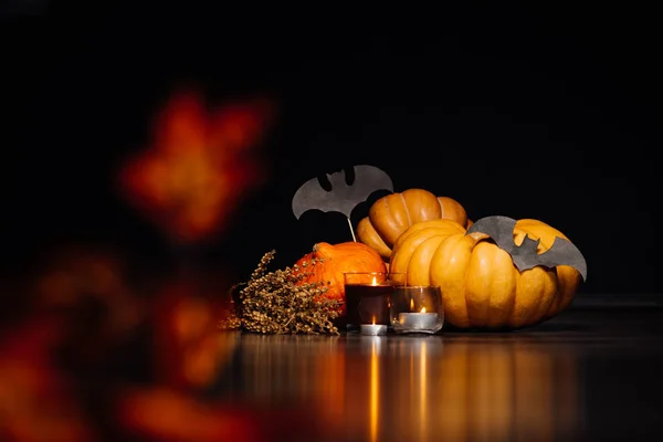 Skladba pro dekoraci na halloween, dům leží žluté a oranžové dýně, aromatické svíčky, — Stock fotografie