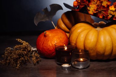 Cadılar Bayramı için bir ev dekorasyon için kompozisyon yalan kokulu mumlar yanan sarı ve turuncu kabak, 