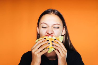 genç kız kilo vermek istiyor, ama zararlı bir hamburger yiyor