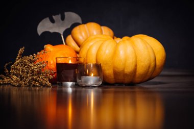 kokulu mumlar yanan bir ahşap masa yalan pumpkins üzerinde Cadılar Bayramı, bir ev dekorasyon için kompozisyon