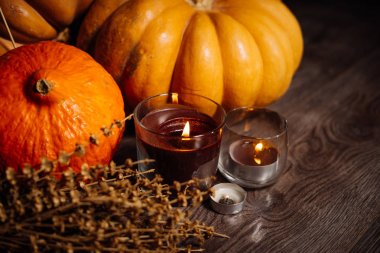kokulu mumlar yanan bir ahşap masa yalan pumpkins üzerinde Cadılar Bayramı, bir ev dekorasyon için kompozisyon