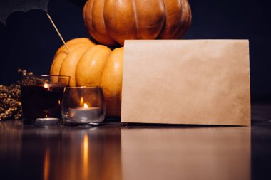 kokulu mumlar yanan bir ahşap masa yalan pumpkins üzerinde Cadılar Bayramı, bir ev dekorasyon için kompozisyon