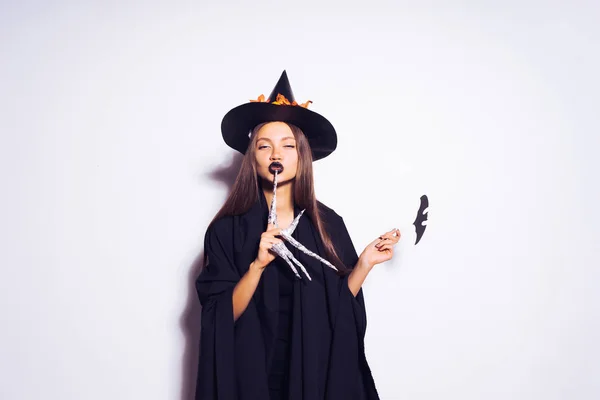 セクシーなゴシック少女が黒い大きな帽子でハロウィンに魔女に扮した — ストック写真