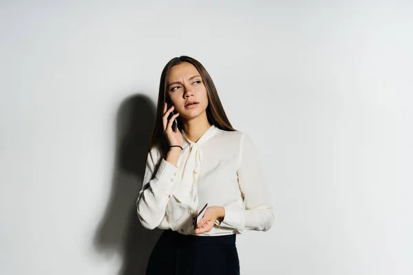 Junge moderne Geschäftsfrau telefoniert mit einer Bankkarte — Stockfoto