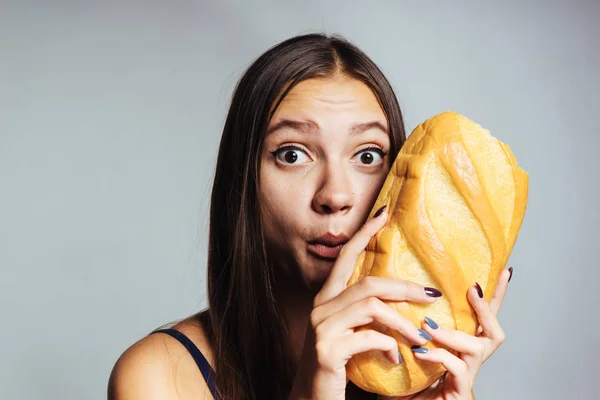 Genç aç kız kilo tutar yüksek kalorili beyaz ekmek istiyor — Stok fotoğraf
