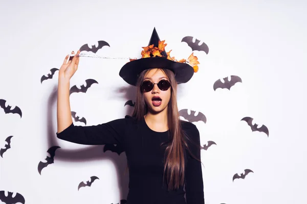 Hermosa chica gótica sexy en la imagen de una bruja en Halloween sosteniendo una varita mágica —  Fotos de Stock