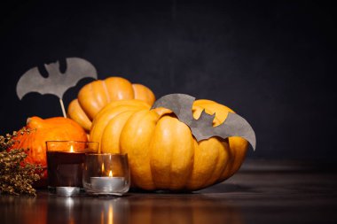 Cadılar Bayramı için bir ev dekorasyon için kompozisyon yalan kokulu mumlar, sarı yaprakları yanan sarı ve turuncu kabak