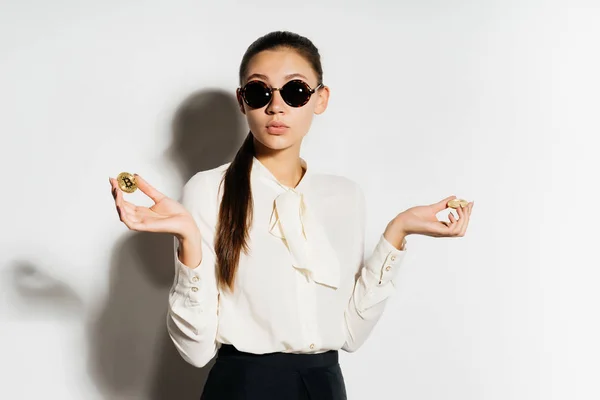 サングラスで黄金の bitcoin を保持している若いビジネス女性 — ストック写真