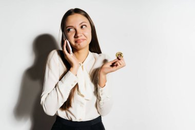 Evet, genç iş kadını altın bir bitcoin holding