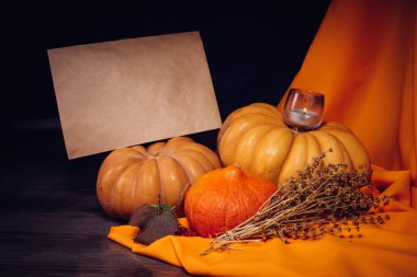 Cadılar Bayramı için yalan sarı ve turuncu kabak, evi dekore etmek için mumlar yanıyor