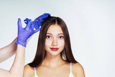 genç güzel kız saç büyümesi için kafa içine enjekte edilir