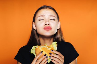 Aç kız diyet oturur ama sağlıksız bir yüksek kalorili hamburger yiyor