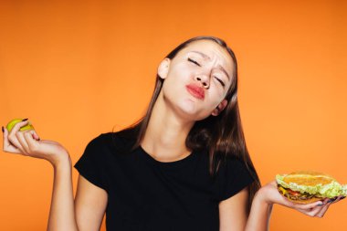 Aç kız diyet oturur ama sağlıksız bir yüksek kalorili hamburger yiyor