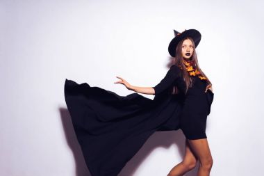 bir cadı, Cadılar Bayramı, çırpınan onun pelerini suretinde genç güzel Gotik kız