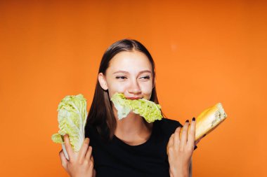 lahana yemek ve onun elinde tutan ve uzakta, bir somun ellerini, lezzetli bir yemek içinde seyir mutlu kız