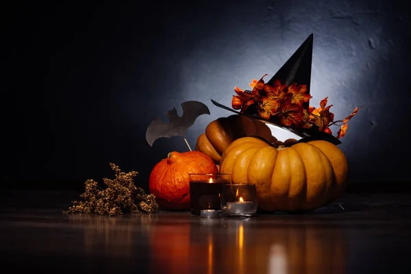 Halloween dýně hlavy, podzimní listí, hrozné klobouk na černém pozadí, Halloween party — Stock fotografie