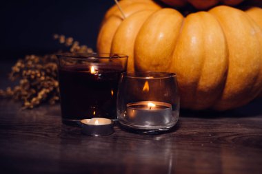 Cadılar Bayramı Balkabağı siyah arka plan üzerine. Cadılar Bayramı tatil sanat tasarım, kutlama. Halloween Pumpkins mumlar yanan ile.