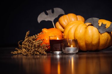 Cadılar Bayramı Balkabağı siyah arka plan üzerine. Cadılar Bayramı tatil sanat tasarım, kutlama. Halloween Pumpkins yanan mumlar, yarasalar ile