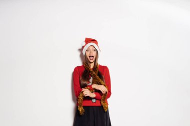 Yılbaşı tatil, Santa Claus şapka, yeni yıl ruh hali, Noel, güzel festival kazak, mutlu kız