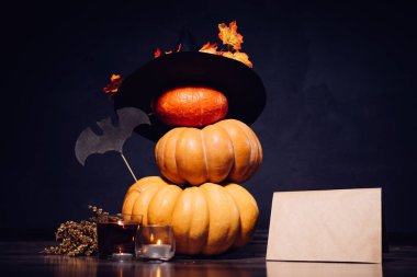 Halloween pumpkins jack-o-fener koyu arka plan üzerinde. Cadılar Bayramı Balkabağı arka plan. Mutlu Halloween.bats, mumlar, kuru ot.