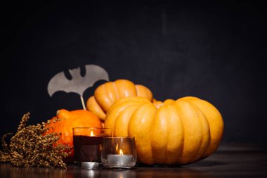 Siyah bir arka plan üzerine mumlar yanan ile Cadılar Bayramı Balkabağı. Cadılar Bayramı tatil sanat tasarım, kutlama. Halloween Pumpkins mumlar yanan ile