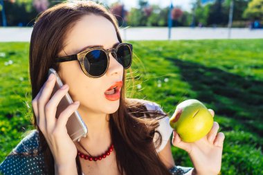 Kadın sürpriz yüz kullanmak dışında cep telefonu