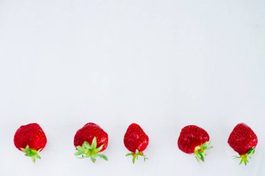 Taze çiğ sağlıklı beslenme çilek meyve plaka, izole beyaz, yukarıda, flatlay yakın çekim görünümü, boşaltmak için metin, çerçeve