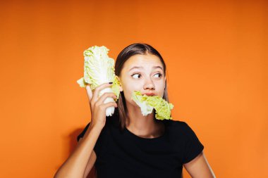 lahana yemek ve onun elinde tutan ve kameraya bakarak mutlu kız