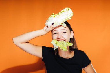 güzel kız lahana çiğneme yorgun ve kafasına koydu. Sağlıklı gıda, lezzetli sebze, diyet.