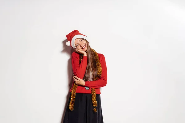 Neujahrsferien, Weihnachtsmann-Hut, Neujahrsstimmung, Weihnachten, schöner Festtagspullover, glückliches Mädchen — Stockfoto