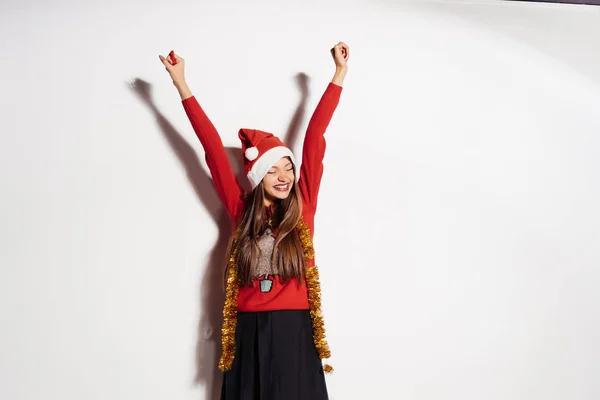Neujahrsferien, Weihnachtsmann-Hut, Neujahrsstimmung, Weihnachten, schöner Festtagspullover, glückliches Mädchen — Stockfoto