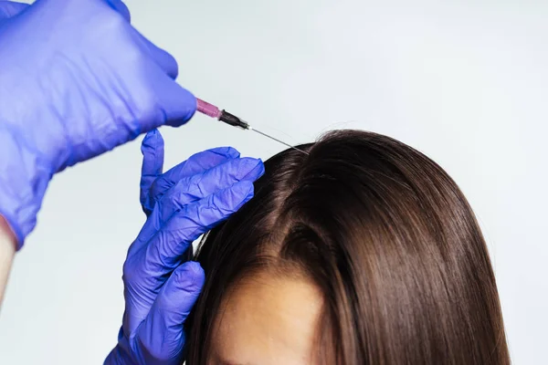 A menina quer o cabelo são, fortificação do cabelo, um ponto na cabeça close-up, belo cabelo — Fotografia de Stock