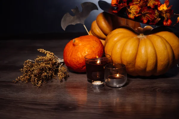 Podzimní prázdniny, velké dýně, svíčky, suché trávy, Halloween, okouzlující obrázek — Stock fotografie