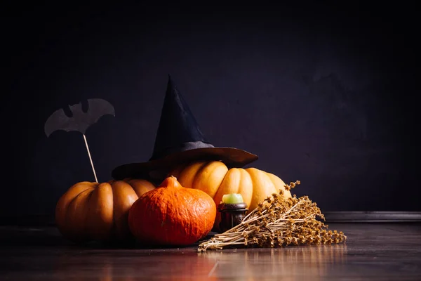 Halloween wenskaart achtergrond. Halloween illustratie met Halloween pompoen, bat. Halloween vectorillustratie. — Stockfoto