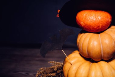 Cadılar Bayramı, sarı ve turuncu kabak, büyük kara cadı şapkası için bir ev dekorasyon için kompozisyon