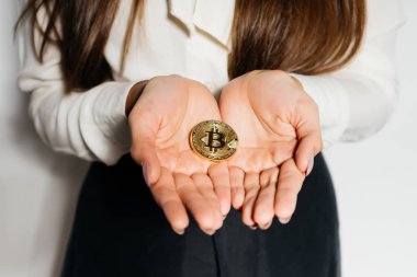 başarılı modern genç kız bir altın bitcoin holding