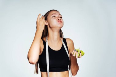 Genç mutlu ince kız düzgün yer, yararlı Pekinli lahana yer