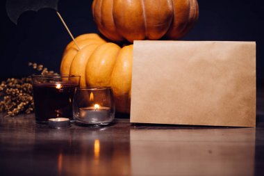 Cadılar Bayramı, sarı ve turuncu kabak, kokulu mumlar yanan bir ev dekorasyon için kompozisyon