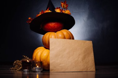 Cadılar Bayramı, sarı ve turuncu kabak, kokulu mumlar, büyük kara cadı şapkası yanan bir ev dekorasyon için kompozisyon