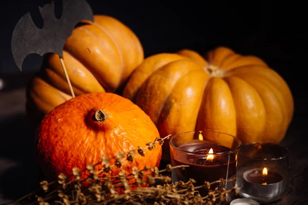 Skladba pro dekoraci domu pro halloween, žluté a oranžové dýně, vonné svíčky — Stock fotografie