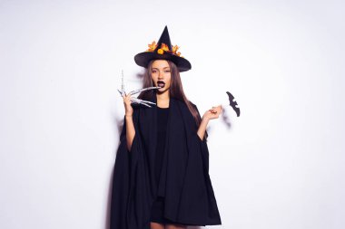 genç seksi Gotik kız bir cadı çizim, poz bir yarasa tutan Cadılar Bayramı için giyinmiş.