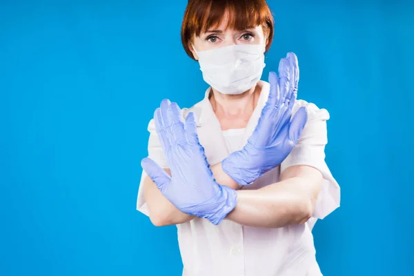 Kvinna läkare i medicinsk mask visar förbud gest — Stockfoto