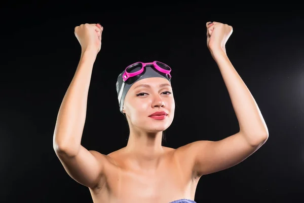 La chica con gorra de natación y gafas ganó victoriosamente sobre sus manos —  Fotos de Stock