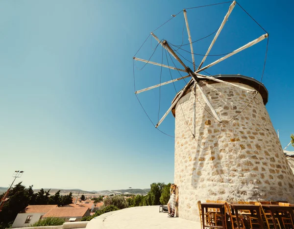 Dívka u staré větrné mlýny. Letní prázdniny v Evropě, dovolená, cestovatel. Španělsko, Řecko, Turecko. — Stock fotografie